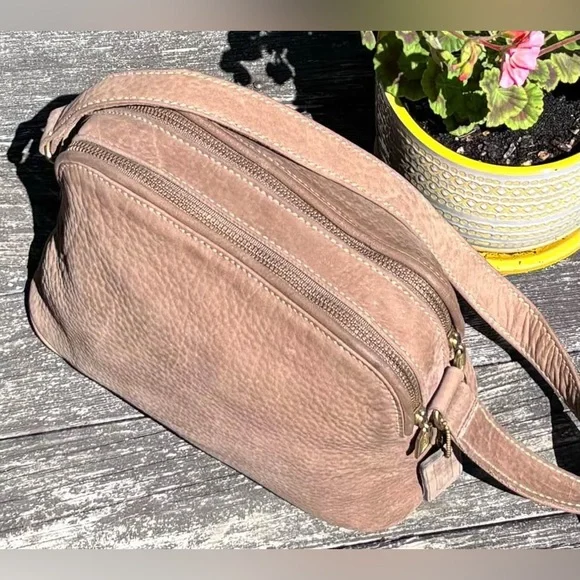 Vintage/Rare Coach Nubuck Leather Bag
Style: #494
Soft Taupe
Excellent Condition - Picture 8 of 11